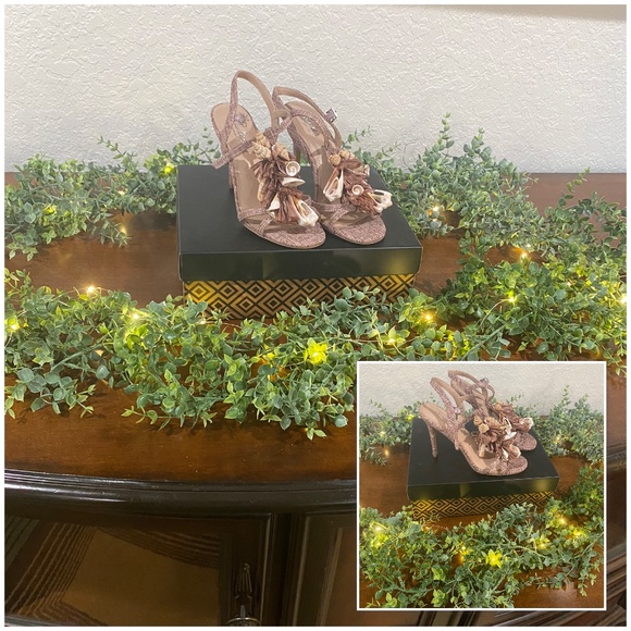 She loves The Sea - Picture 1 of 1